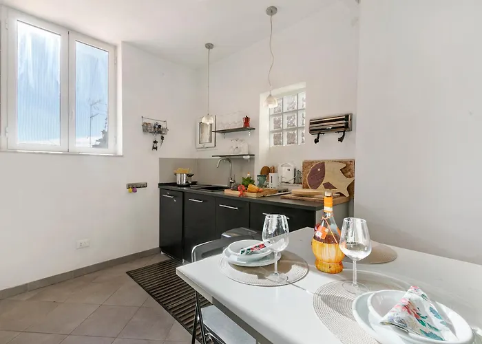 Apartment Un Terrazzo Nella Pigna - Happy